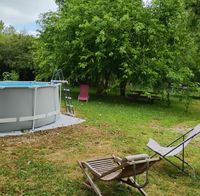 Vue de la piscine avec les chaises longues.